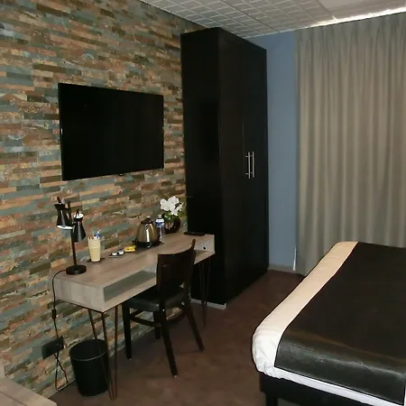 Sur Le Quai Hotel 3*