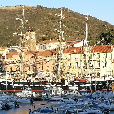 Sur Le Quai Port Vendres
